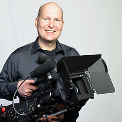 Dominic Borrelli mit digitaler professioneller Kamera